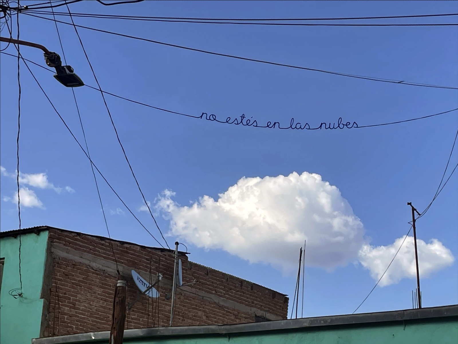 no estés en las nubes